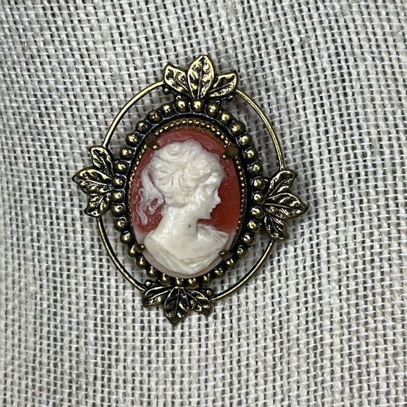 Jewelry - VTG Gold Tone Ivy Leaf Encased Oval Cameo Brooch